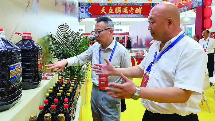 天立独流老醋董事长江勇对糖酒会现场进行部署