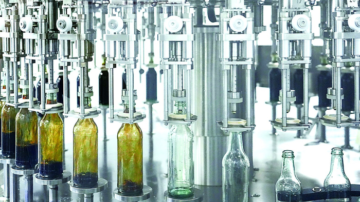 新型灌装机进行醋液灌装作业