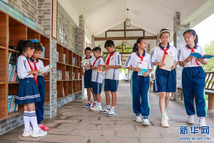 9月2日,云南省开远市东城小学大课间休息时,学生在阅读长廊看书.