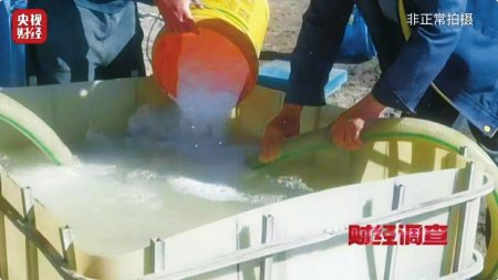 记者在现场看到商户违规加工过程。央视截图