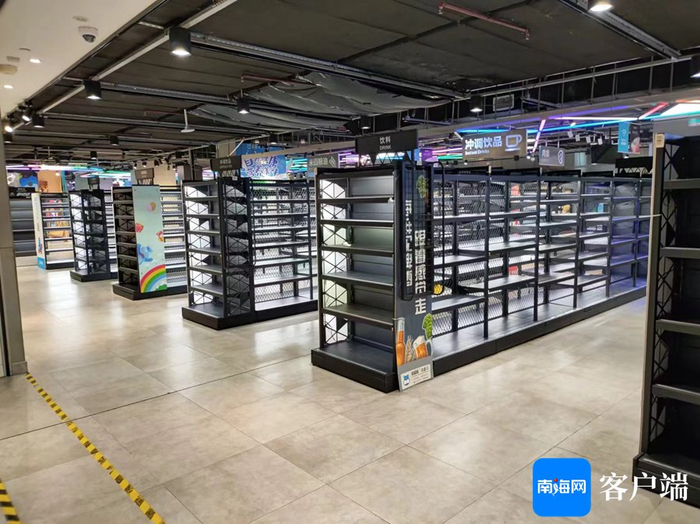 盒马国贸店不少柜台已经空无一物。 记者 王子遥 摄