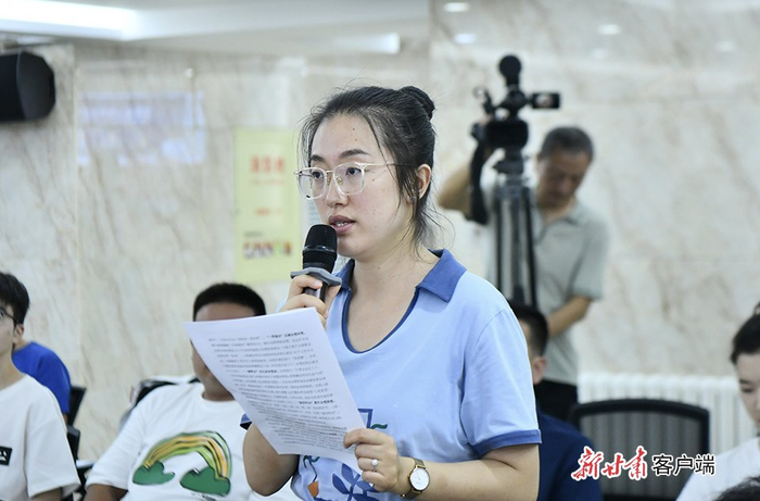 中新社记者现场提问
