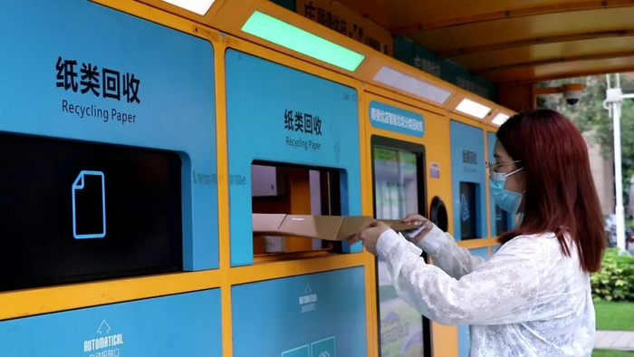 市民将纸皮等可回收物投放至智能垃圾分类回收箱。图片/佛山新闻网