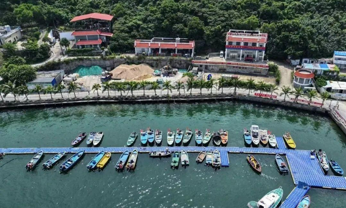 △9月3日，记者在外伶仃岛码头看到，渔船、游艇等船只陆续回港避风
