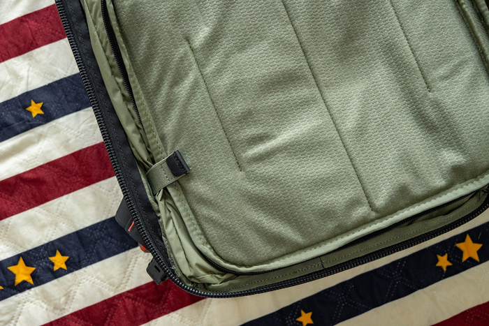 内胆包的盖子固定在背包