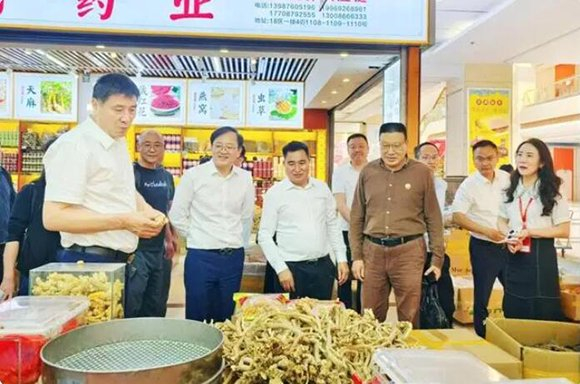 老挝云南商会考察新螺蛳湾。图源：“滇商总会”公众号