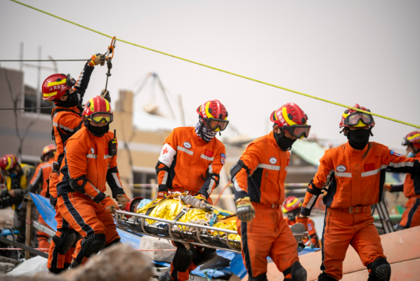 “应急使命·2022”高原高寒地区抗震救灾实战化演习中，应急总医院人员模拟参与高空飞索救援