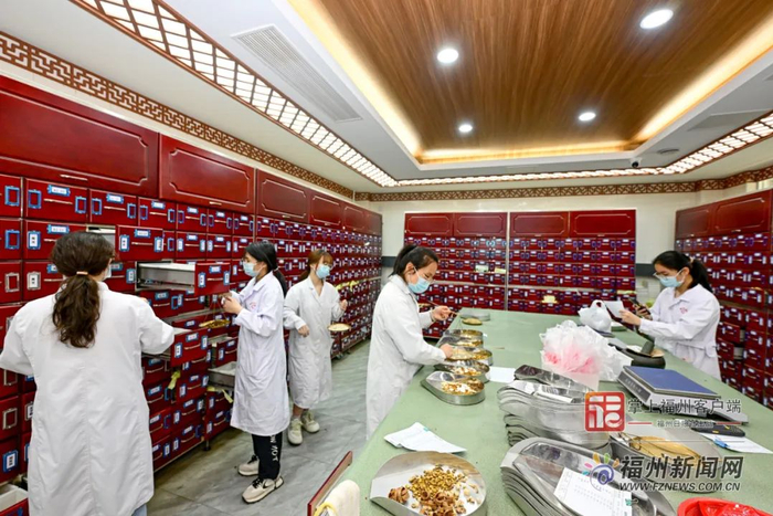 福清市中医院共享中药房终端，医护人员正在根据药方抓药。石美祥 摄
