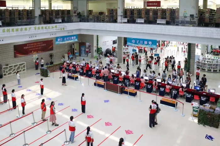 新生有序报到注册。通讯员供图