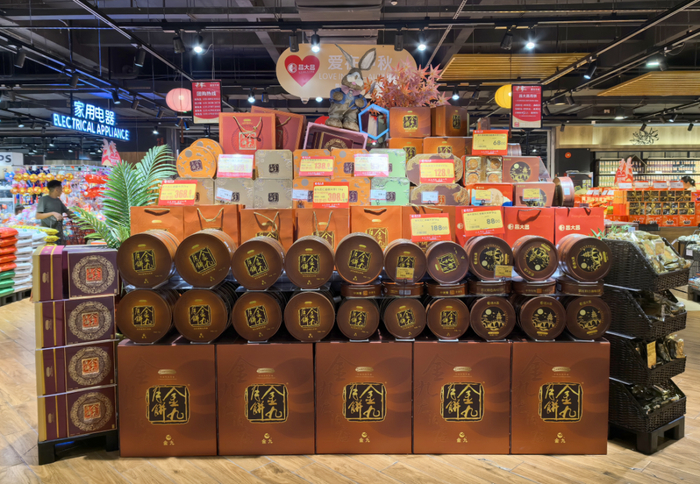 △肇庆各大商超设置了月饼销售专区，月饼品种丰富，供应充足。肇庆市融媒体中心记者 杨丽娟 摄