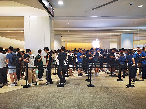 2023年9月22日，深圳，果粉在Apple Store店门前排起长队。来源：视觉中国