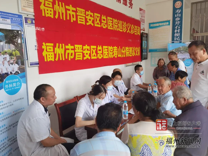 “移动医院”的医生在寿山乡巡诊。医院供图