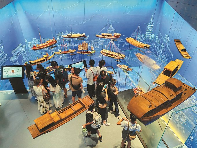 游客在参观中国大运河博物馆。 冯凯敏 摄 （视觉江苏网供图）