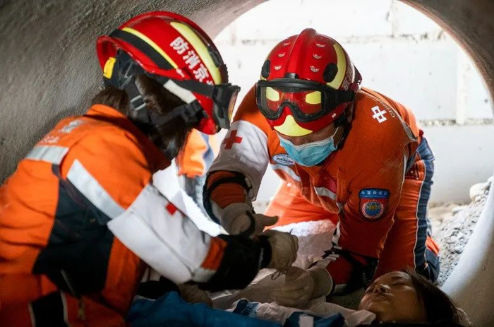 “应急使命·2022”高原高寒地区抗震救灾实战化演习中，应急总医院人员模拟参与狭小空间手术