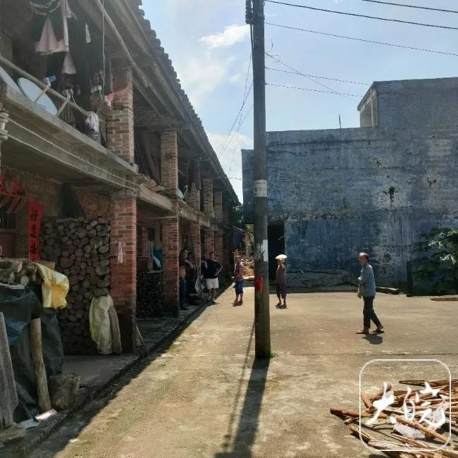 案发地附近景象，附近多是老年人