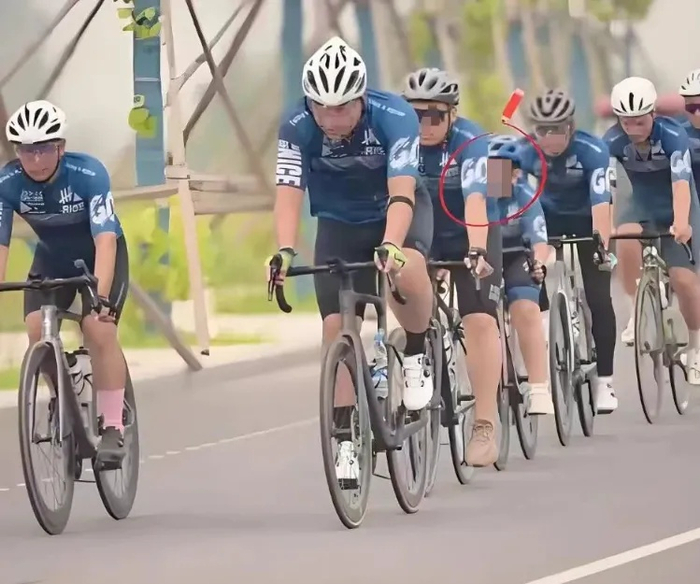 男孩位于自行车队中间