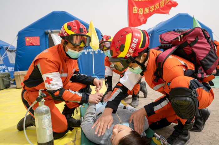 “应急使命·2022”高原高寒地区抗震救灾实战化演习中，应急总医院人员模拟检伤分类点现场救援