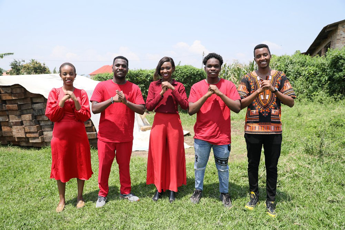 　　2024年2月7日，在卢旺达南方省卡莫尼地区，卢旺达青年团队成员向镜头前观众送上新春祝福。新华社发（黄万晴 摄）