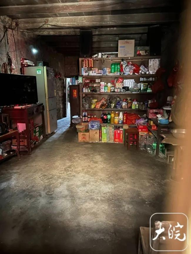 案发的小卖部内部