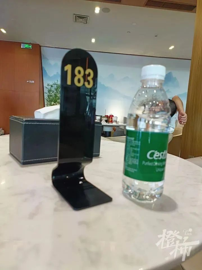 商务候车厅的候车牌