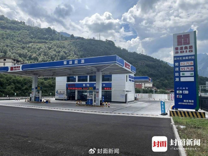 9月3日中午，蜀物能源加油站正常营业中。杜卓滨 摄