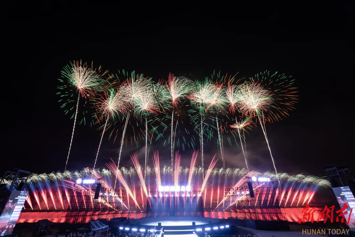 七夕“激情浪漫之夜”周末焰火秀。通讯员 徐移波 摄
