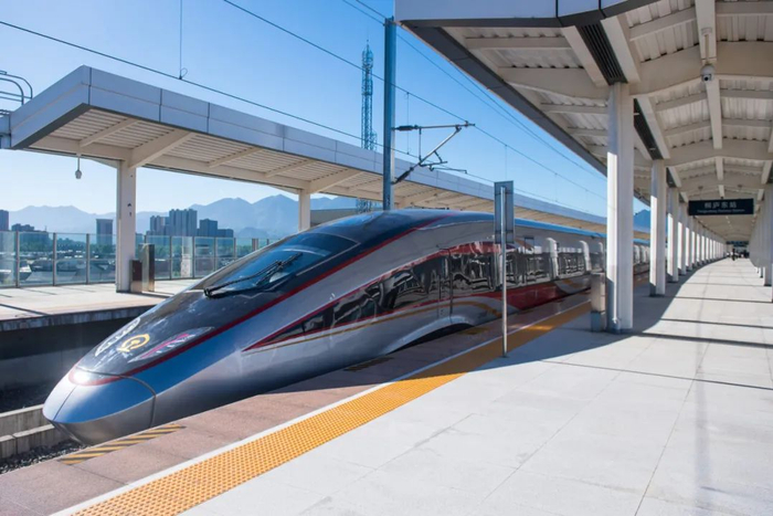 7月30日，杭温高铁首趟试运行列车G55701次停靠在桐庐东站站台。江汉摄（新华社）