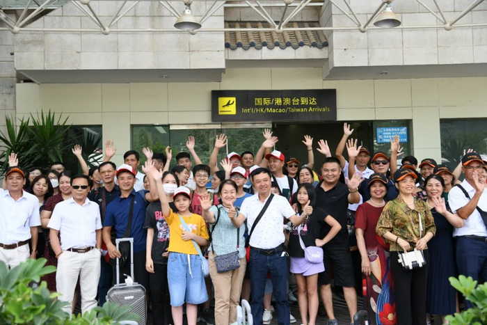 游客在丽江三义国际机场合影。和茜 黄琪薇 王福根 摄