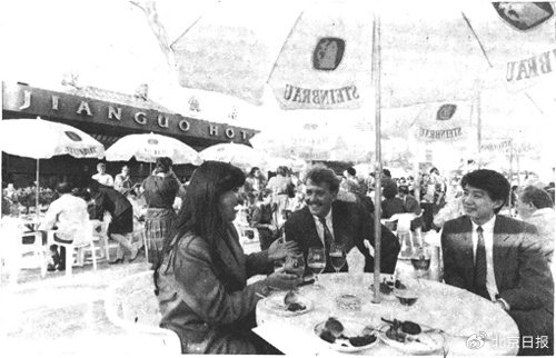 上世纪90年代初期， 建国饭店办起花园式酒吧（露天餐厅），每晚营业到23点，受到中外宾客的欢迎。