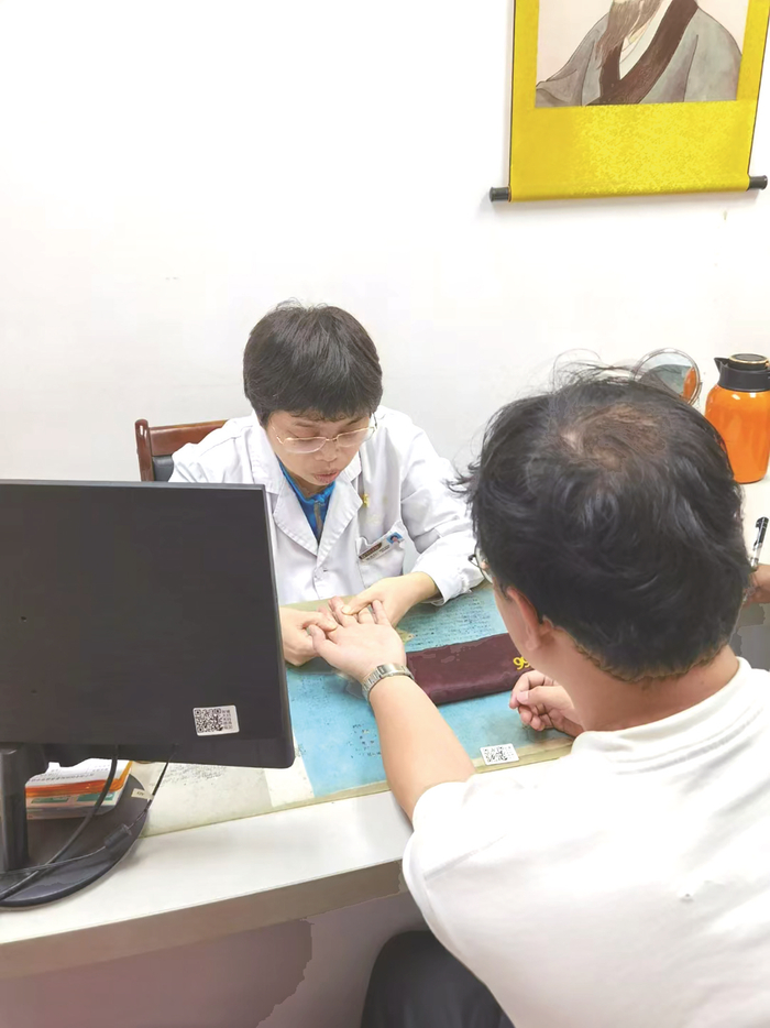     皮肤科主任张庆红在“延时门诊”接诊患者。    （医院供图）