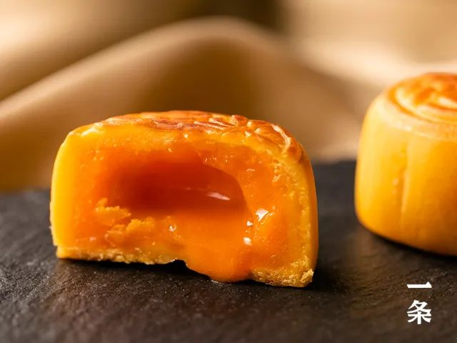 “今夜月明人尽望，不知秋思落谁家。”