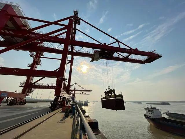 湖南岳阳城陵矶港国际集装箱码头 图片来源：新华社 摄