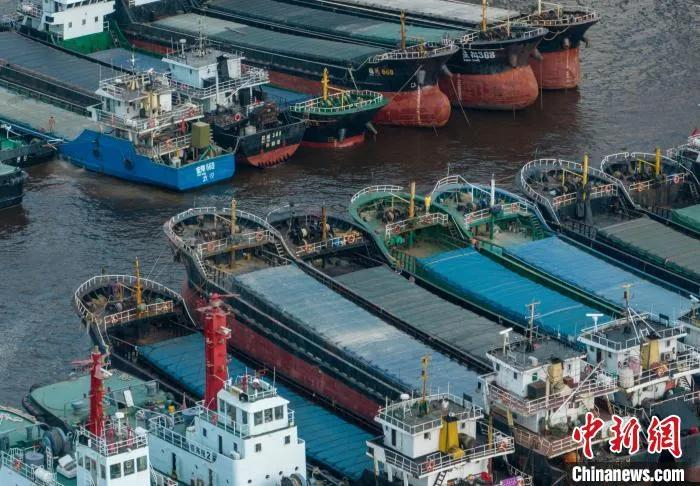 9月4日，海南海口，停靠在海甸溪避风的船只。（无人机照片）中新社记者 骆云飞 摄