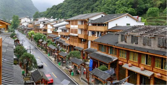 娄山关社区旅居融合街上，一栋栋民宿小楼鳞次栉比