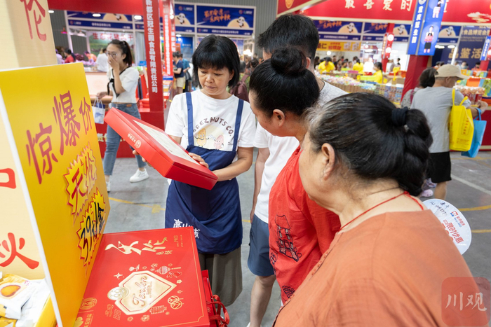 9月5日，消费者在中秋食品博览会购买月饼。