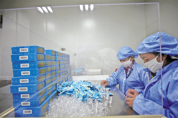西藏甘露藏药股份有限公司生产车间内的工人在进行药品包装。本网通讯员 布琼次仁 本网记者 潘璐 摄