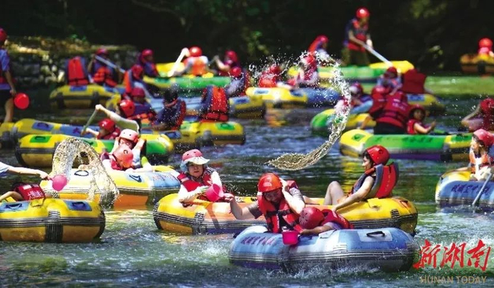 大围山峡谷漂流吸引众多游客前来体验漂流的激情畅快。彭红霞摄