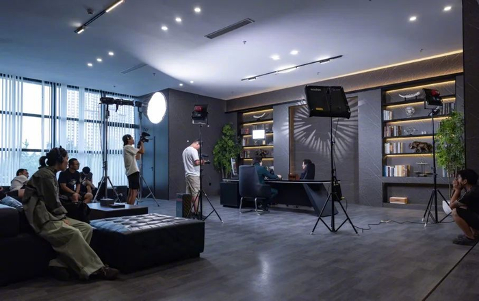 九垚影视基地的一间总裁办公室，西安秋元影视某剧组正在拍摄。图/剧组摄影师裴绍杰