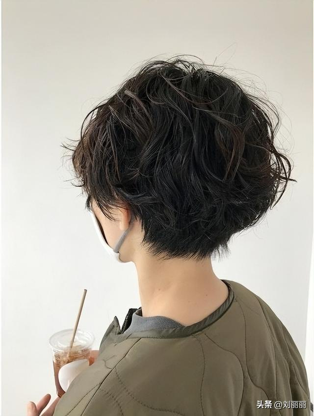 短发纹理烫:中年女性的时尚焕新之选