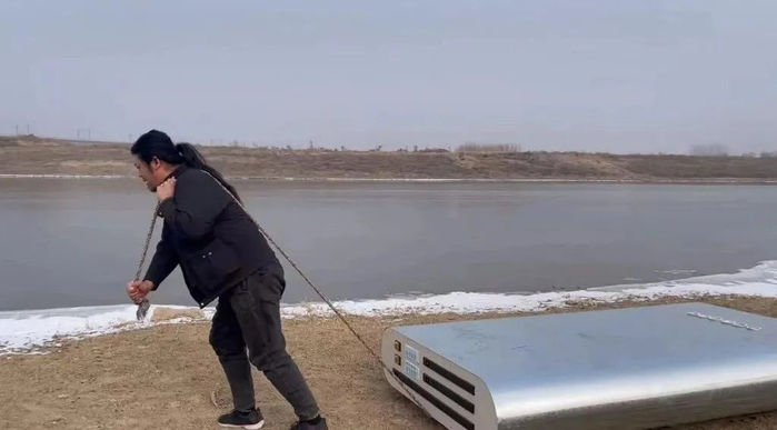 手工耿和他的巨型充电宝图源微博@手工耿视频截图