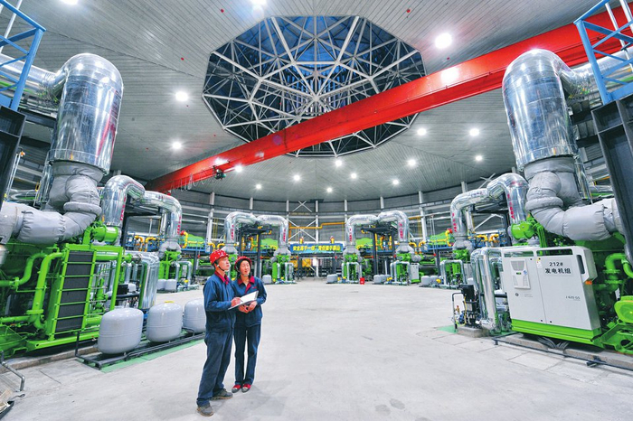 图为国内首个利用废弃凉水塔改建的瓦斯发电厂——成庄46MW瓦斯电厂。