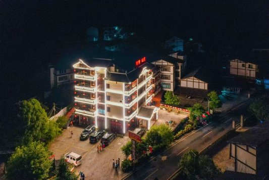 夜幕下的军秀山庄