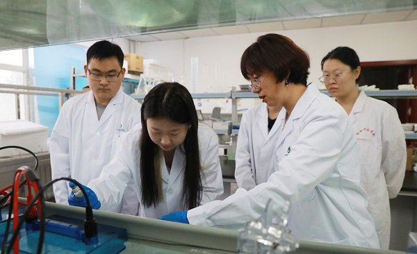 王秋菊指导学生做实验。