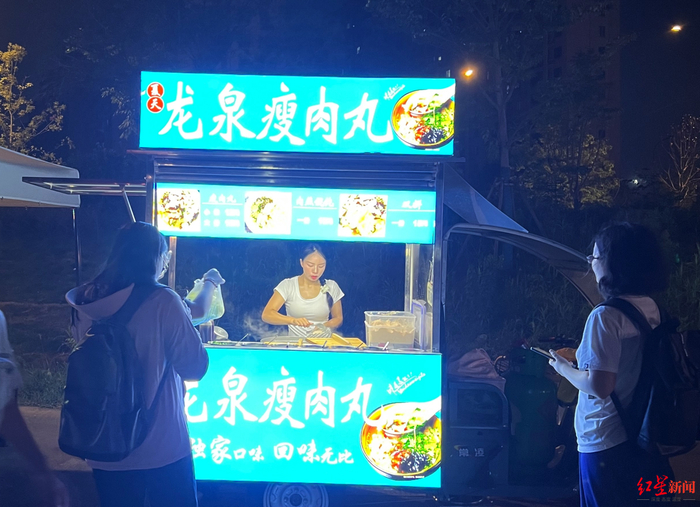 伍名琴摊位 红星资本局摄