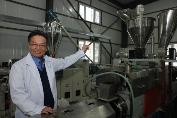 李坚在实验室。