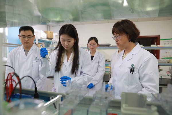 王秋菊指导学生做实验。