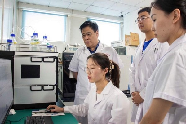 王喜军教授与研究生探讨研究课题。