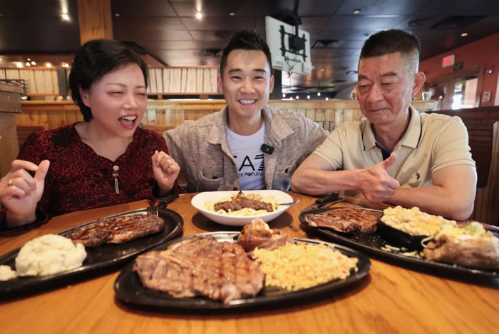 王立舟带父母体验美国人的“家常菜”