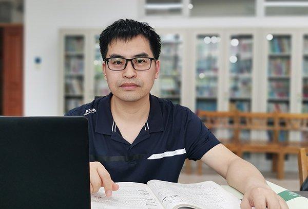 哈尔滨师范大学附属中学李永成。