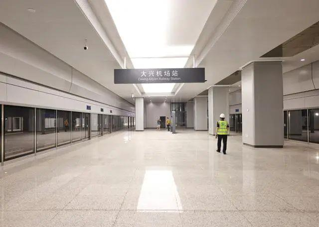 △怀兴城际铁路大兴机场站的室内装修风格与机场航站楼和京雄城际大兴机场站基本一致，呈现出简约大气的风格